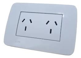 LLAVE DE EMBUTIR SOMA CON 2 TOMAS POLARIZADOS DE 10A, MODELO 888M.