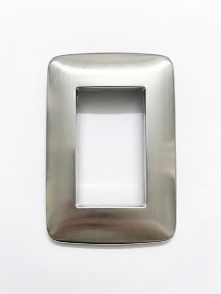 TAPA SOMA PARA 3 MÓDULOS, SISTEMA UNO, COLOR PLATA BICAPA.