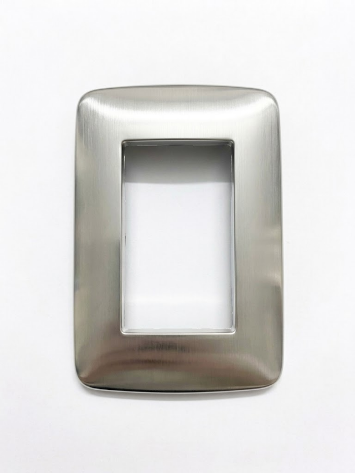 TAPA SOMA PARA 3 MÓDULOS, SISTEMA UNO, COLOR PLATA BICAPA. - Imagen 1